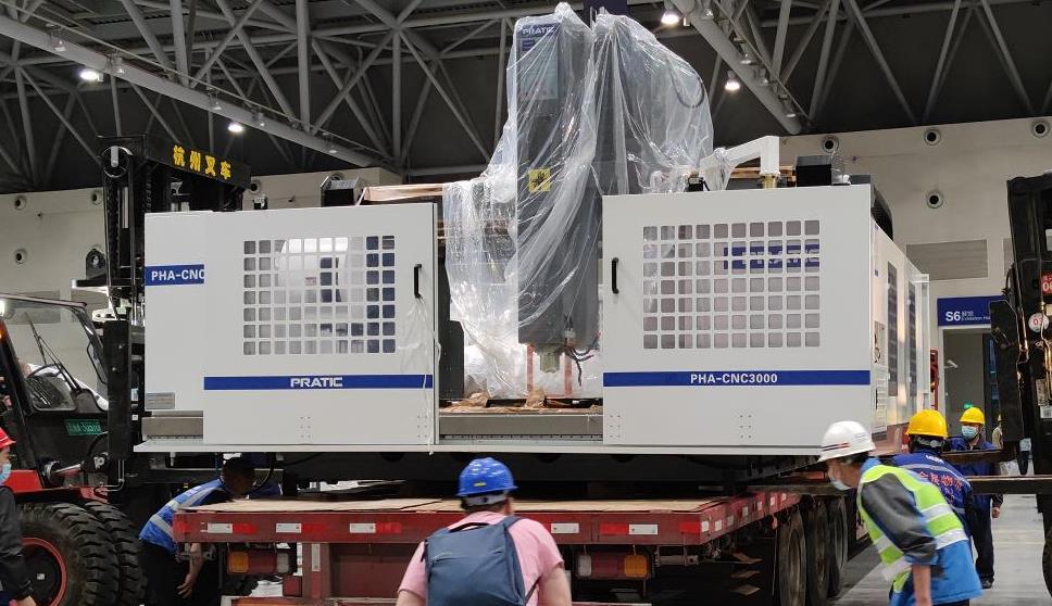 圖為普拉迪龍門型材加工中心正在裝車.jpg 圖為普拉迪龍門型材加工中心正在裝車.jpg