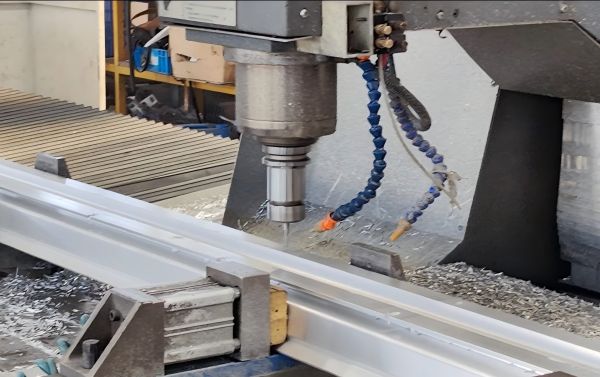 型材加工中心在高速切削時如何避免振動影響加工質量？